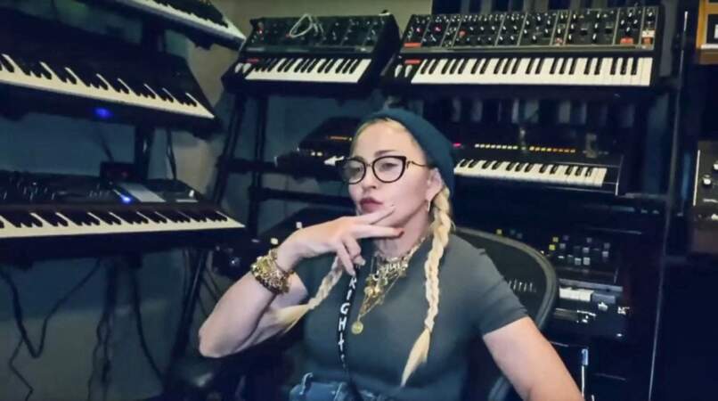 Pour tordre le coup aux rumeurs et critiques, Madonna manie la carte de l'humour. En février 2021, elle a posté une vidéo où elle apparaissant méconnaissable, avec ses lèvres gonflées et yeux tirés. Surprise : c'était un filtre !