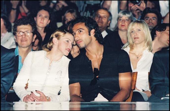 À Paris, en 1995, Madonna découvre la collection automne-hiver de Versace avec son chéri de l'époque, Carlos Leon, père de Lourdes.
