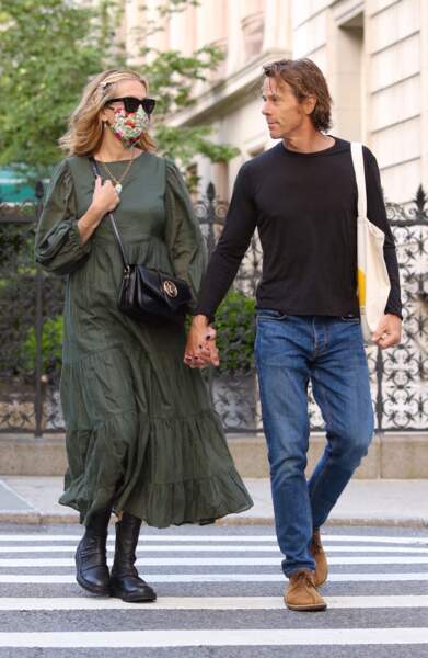 Julia Roberts, masquée, se promène avec son mari Danny Moder à Manhattan, New York, le 2 août 2021