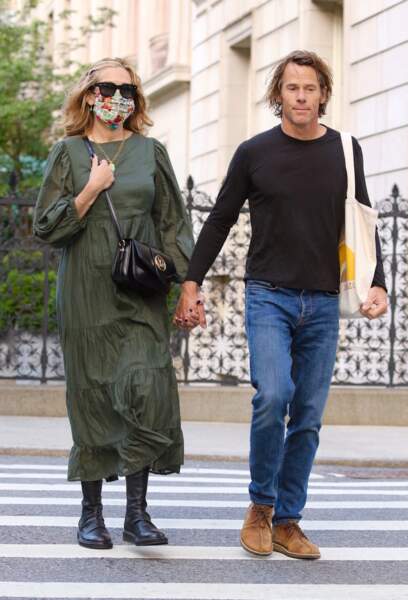 L'actrice Julia Roberts, masquée, se promène avec son époux Danny Moder à Manhattan le 2 août dernier