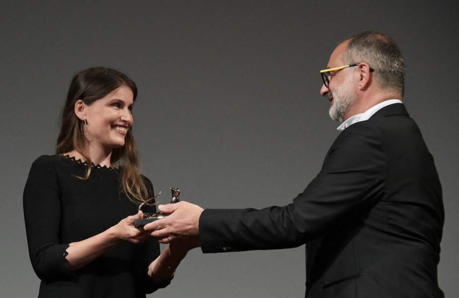 Laetitia Casta a reçu sa récompense des mains de Giona A. Nazzaro, le directeur artistique du festival de Locarno.