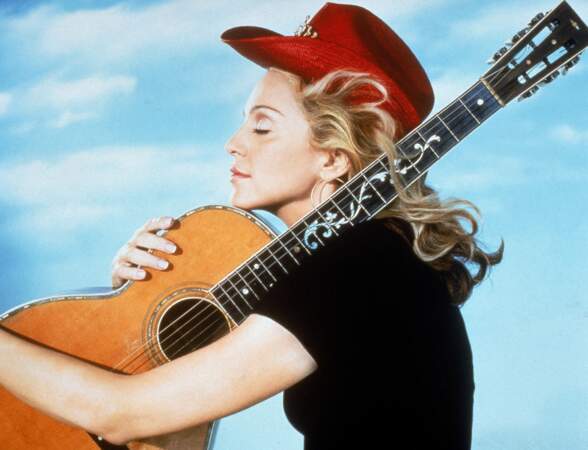 Ambiance country pour Madonna, sur son affiche de promotion pour la tournée Drowned Tour, en 2001.