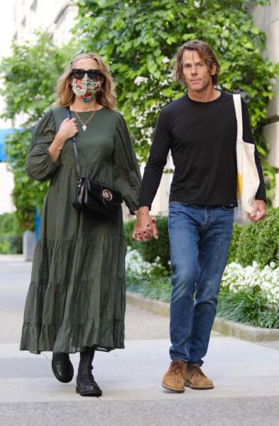 Julia Roberts, masquée, se promène avec son mari Danny Moder à Manhattan le 2 août 2021