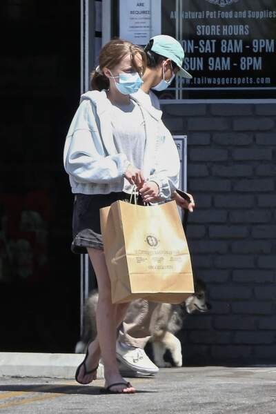 Vivienne et son frère Pax Jolie-Pitt  en promenade avec leur petit chiot à Los Angeles, le 5 août 2021