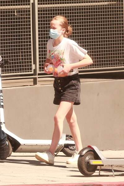 Vivienne Marcheline, la fille de Angelina Jolie et Brad Pitt lors d'une promenade dans les rues de Los Angeles le 24 juin 2021
