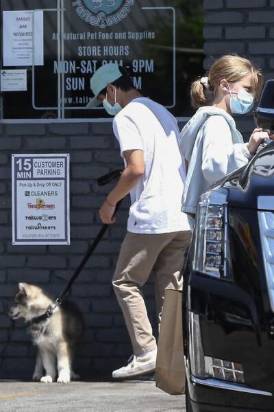 Vivienne Jolie-Pitt et son frère Pax Jolie-Pitt en pleine promenade avec leur chiot à Los Angeles, le 5 août 2021 