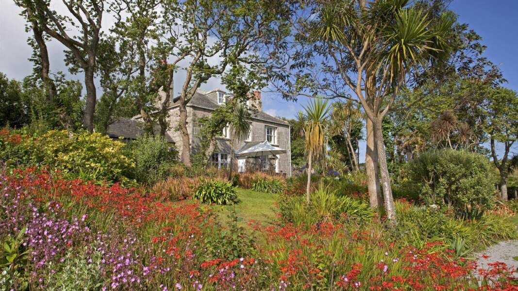 En haute saison, le cottage en pierre de six chambres coûte environ 5000 £ par semaine.