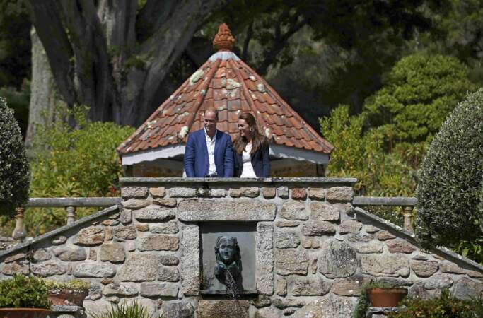 Lors de leur visite du jardin de l'abbaye à Tresco, le prince William et Kate Middleton ont pris la pose devant la Shell House , sur les îles Scilly, le 2 septembre 2016