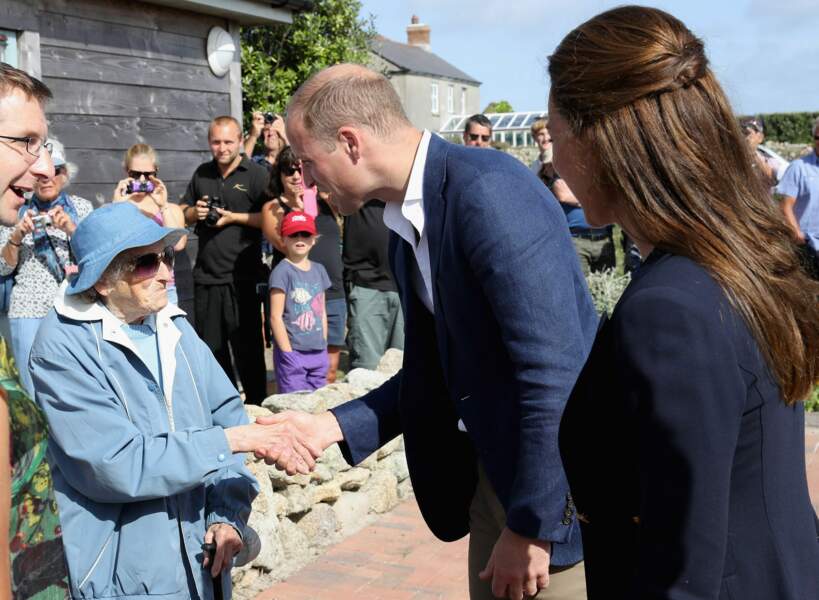 Lors de leur voyage sur les îles Scilly, Kate Middleton et le prince William ont pris le temps d'échanger avec les habitants de Saint Martin, le 2 septembre 2016