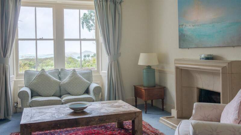 Cette propriété appartenant au prince Charles dispose d'un coin salon très cosy avec une cheminée et une vue sur la mer.