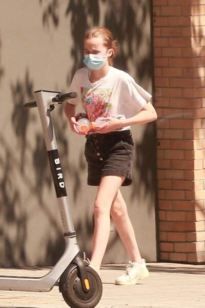 Vivienne Marcheline, la fille de Angelina Jolie et Brad Pitt lors d'une promenade à Los Angeles le 24 juin dernier