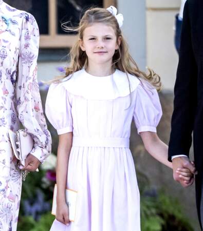 La princesse Estelle, la fille de Victoria de Suède et du prince Daniel, a assisté au baptême de son dernier cousin. 
