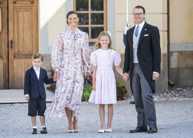 La sœur aînée de Carl Philip, la princesse héritière Victoria, ainsi que son époux, le prince Daniel, étaient également là, en présence de leurs enfants, la princesse Estelle et le prince Oscar.
