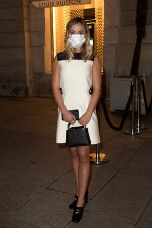 Amelia Windsor sobre et masque en robe courte pour une soirée Louis Vuitton, le 29 septembre 2020.
