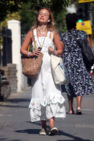 Amelia Windsor prend le soleil en robe bohème blanche, bijooux en accumulation et panier en osier le 22 juillet 2020