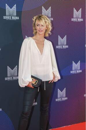 Sarah Mortensen en blouse transparente et slim en cuir