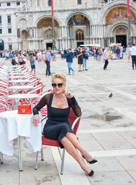Sharon Stone prend la pose en jupe crayon et le nouveau sac Dolce & Gabbana à Venise, Italie, le 27 août 2021.