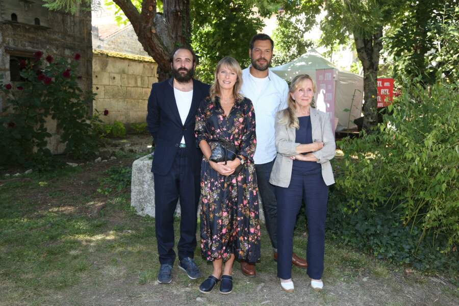Entourés de Vincent Macaigne et Hélène Vincent, Karin Viard et Laurent Lafitte sont apparus détendus lors du photocall de "L'origine du monde", au Festival d'Angoulême, le jeudi 26 août 2021