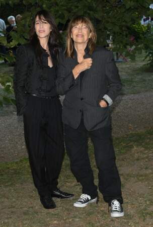 Charlotte Gainsbourg et Jane Birkin ont participé au photocall du Festival du Film Francophone d'Angoulême dans des looks similaires avec une allure masculine