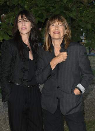 Charlotte Gainsbourg et sa mère Jane Birkin très complices devant les objectifs, le 27 août