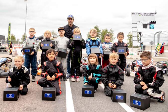 Le prince Carl Philip de Suède lors de la course de karting "Prins Carl Philips Racing Pokal" au Motorpark à Eskilstuna le 29 août 2021