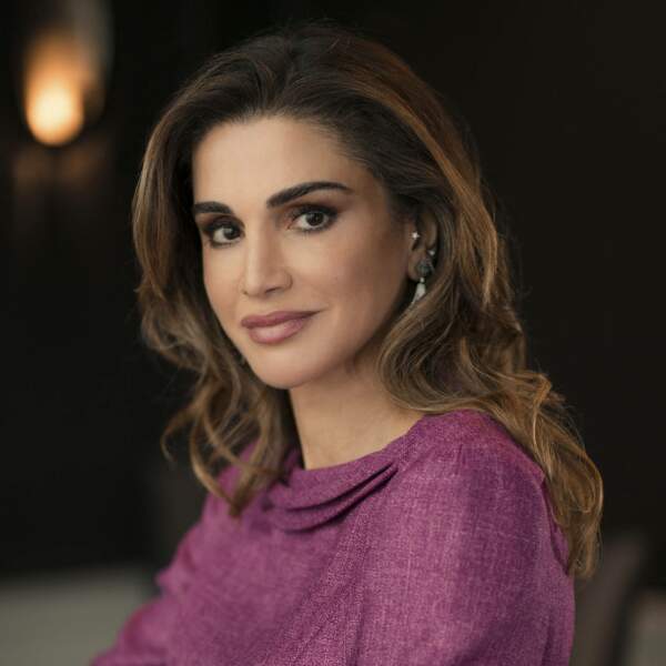 Rania de Jordanie en 2019 avec ses nombreux piercings aux oreilles 