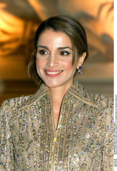 Rania de Jordanie en 2001 à Versailles : les cheveux attachés, un fait rarissime.