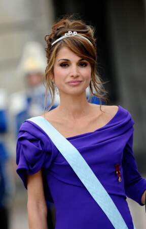 Rania de Jordanie en 2010 : chignon haut et diadème au mariage de Victoria de Suède 