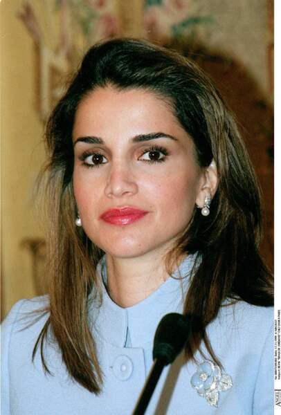 Rania de Jordanie dans les années 90 : cheveux raides coiffés en arrière 