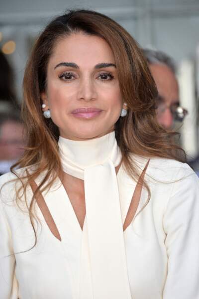 Rania de Jordanie en 2015 : cheveux toujours longs et raides et de nombreux piercings aux oreilles