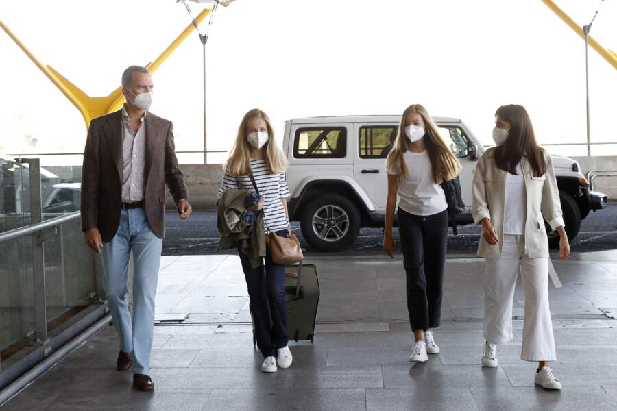 Accompagnée du roi Felipe VI, la reine Letizia et Sofia d'Espagne, Leonor d'Espagne a été aperçue à l'aéroport de Madrid le 30 août 2021