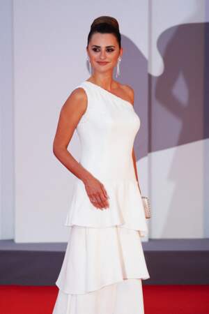 Penelope Cruz dans une longue robe blanche asymétrique pour son apparition sur le tapis rouge de la Mostra, le 4 septembre