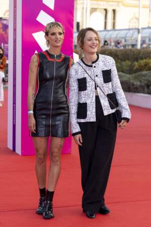 Agathe Rousselle et Vicky Krieps posant ensemble sur le tapis rouge du Festival Américain de Deauville.