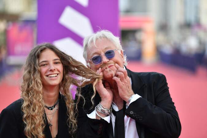 Laurent Boyer et sa fille Marine s'amusant devant les photographies du Festival.