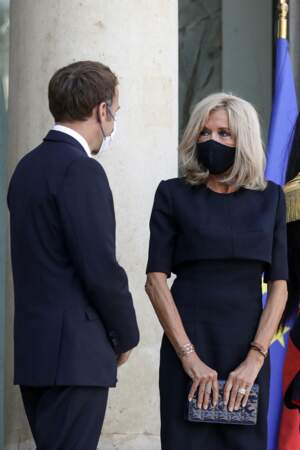 Brigitte Macron a craqué pour une pochette à la place de ses sac à main à bandoulière