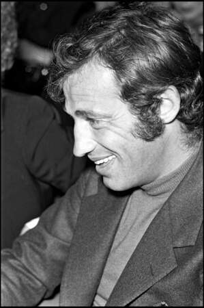Jean-Paul Belmondo à la projection du film "La décade prodigieuse" (Claude Chabrol, 1971) dans son éternel col roulé sous un blazer en laine. 