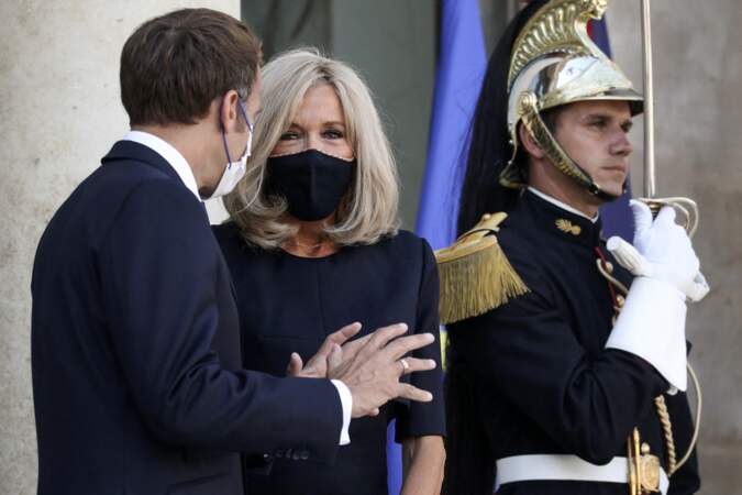 Brigitte Macron, sobre et chic en robe droite et escarpins