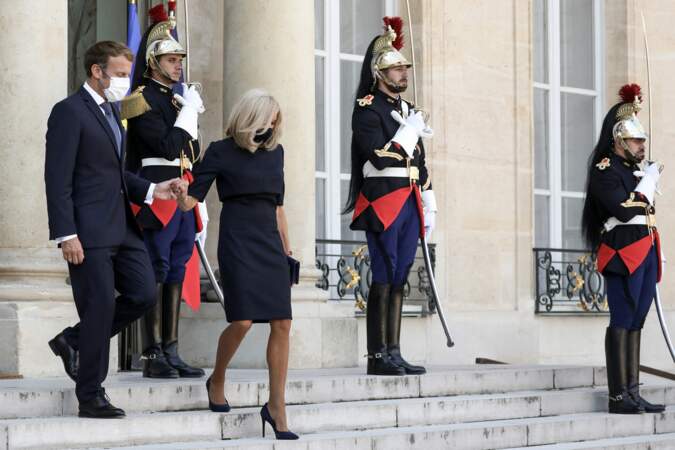 Brigitte Macron mise aussi sur une  paire de collant satinés pour sublimer ses jambes fines et musclées.