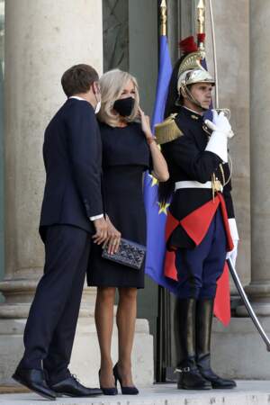 Brigitte Macron mise aussi sur une  paire de collant satinés pour sublimer ses jambes fines et musclées.