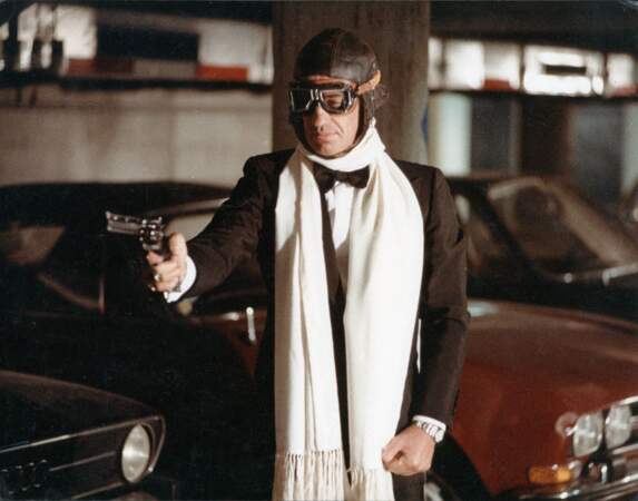  Jean-Paul Belmondo, smoking et lunettes d'aviateur, sur le tournage du film "Flic ou voyou". 1978