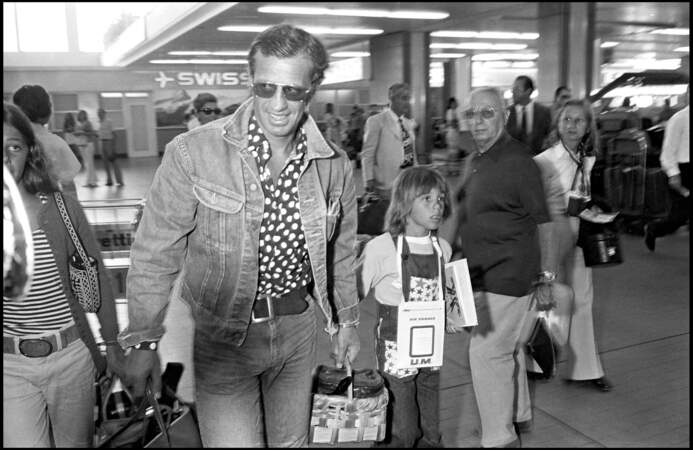 Jean-Paul Belmondo, son fils et sa fille, dans une chemise imprimée et une veste en denim. 