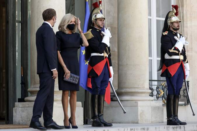 Brigitte Macron accessoirise sa tenue à celle de son mari, Emmanuel Macron en restant dans les mêmes tons.