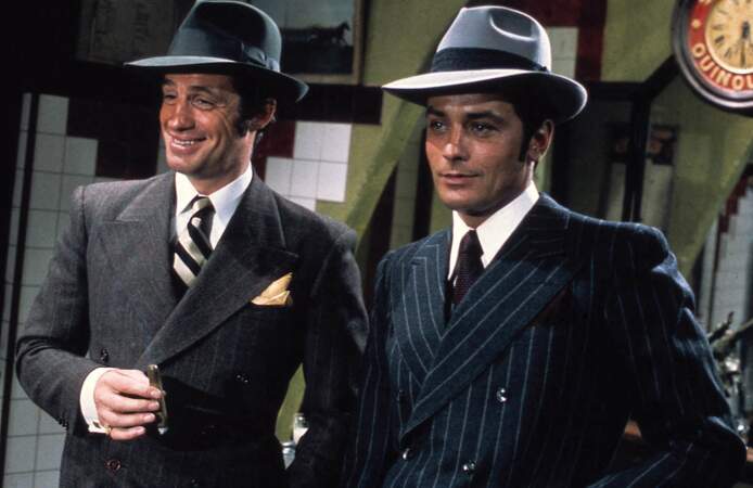 Jean-Paul Belmondo et Alain Delon dans leurs trois pièces sur le tournage du film "Borsalino". 1970
