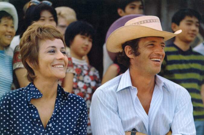 Annie Girardot et Jean-Paul Belmondo en chapeau de paille et chemise d'été sur le tournage du film "Un homme qui me plait". 1969