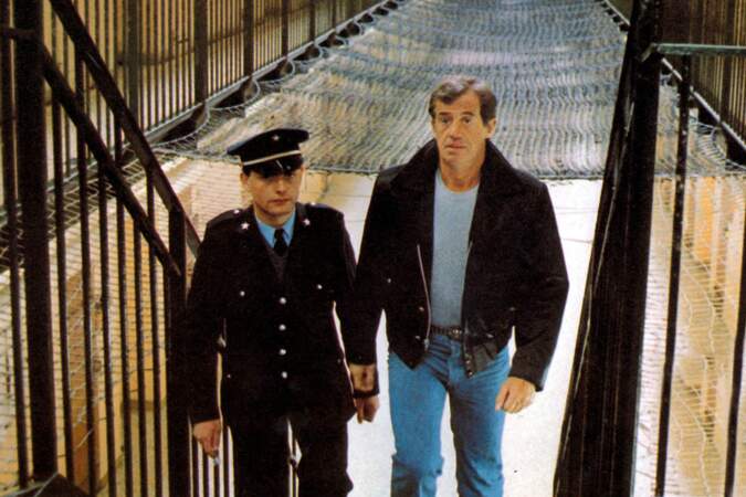 Jean-Paul Belmondo sur le tournage du film "Le marginal" (1983) dans son iconique blouson en cuir.