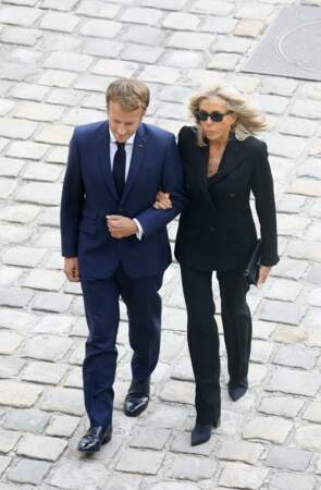 Brigitte et Emmanuel Macron lors de la cérémonie d'hommage national à Jean-Paul Belmondo à l'Hôtel des Invalides à Paris, France, le 9 septembre 2021.