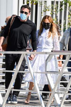 Jennifer Lopez et son compagnon Ben Affleck, masque de protection et lunettes de soleil sur le nez