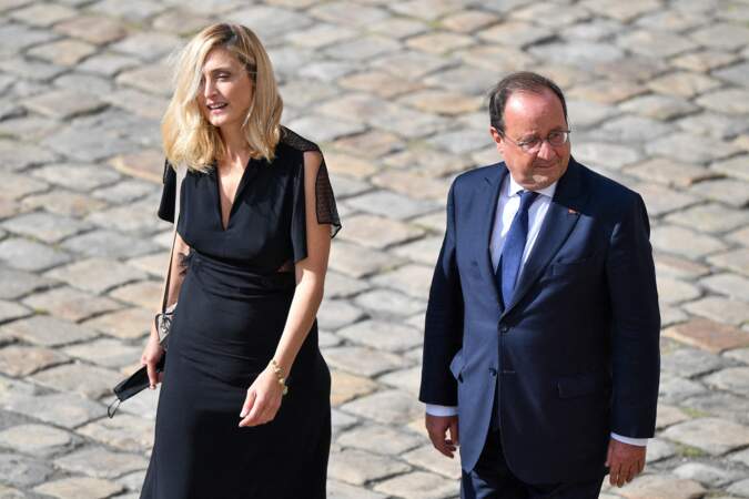 François Hollande et Julie Gayet lors de l'hommage national à Jean-Paul Belmondo dans la cour des Invalides, à Paris, le jeudi 9 septembre 2021.