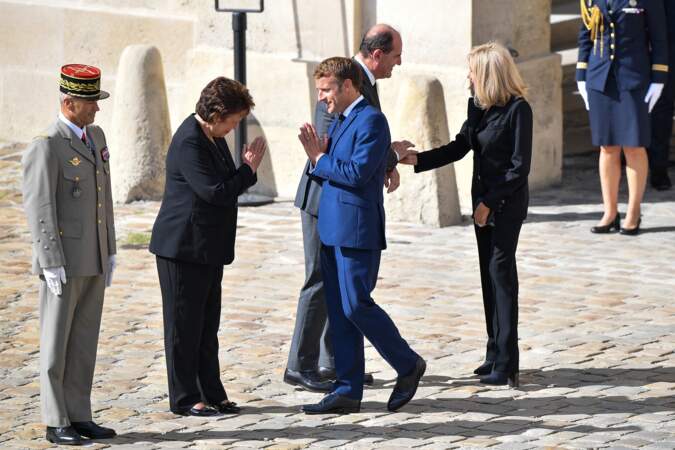 Emmanuel Macron et son épouse Brigitte, ainsi que Jean Castex et Roselyne Bachelot lors de l'hommage national à Jean-Paul Belmondo dans la cour des Invalides, à Paris, le jeudi 9 septembre 2021.