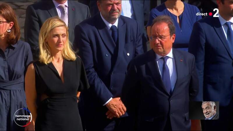 François Hollande et Julie Gayet lors de l'hommage national à Jean-Paul Belmondo dans la cour des Invalides, à Paris, le jeudi 9 septembre 2021.